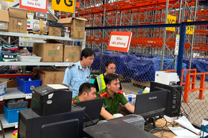 Đoàn kiểm tra làm việc tại địa điểm kinh doanh của Công ty Á Châu (Ảnh: QLTT).