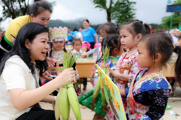 Phu nhân Ngô Phương Ly tặng quà trẻ em tại tỉnh Điện Biên