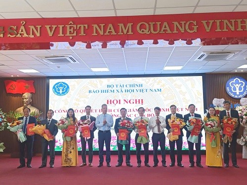 Công bố quyết định thành lập BHXH khu XVIII và trao quyết định bổ nhiệm ban Giám đốc BHXH khu vực XVIII.