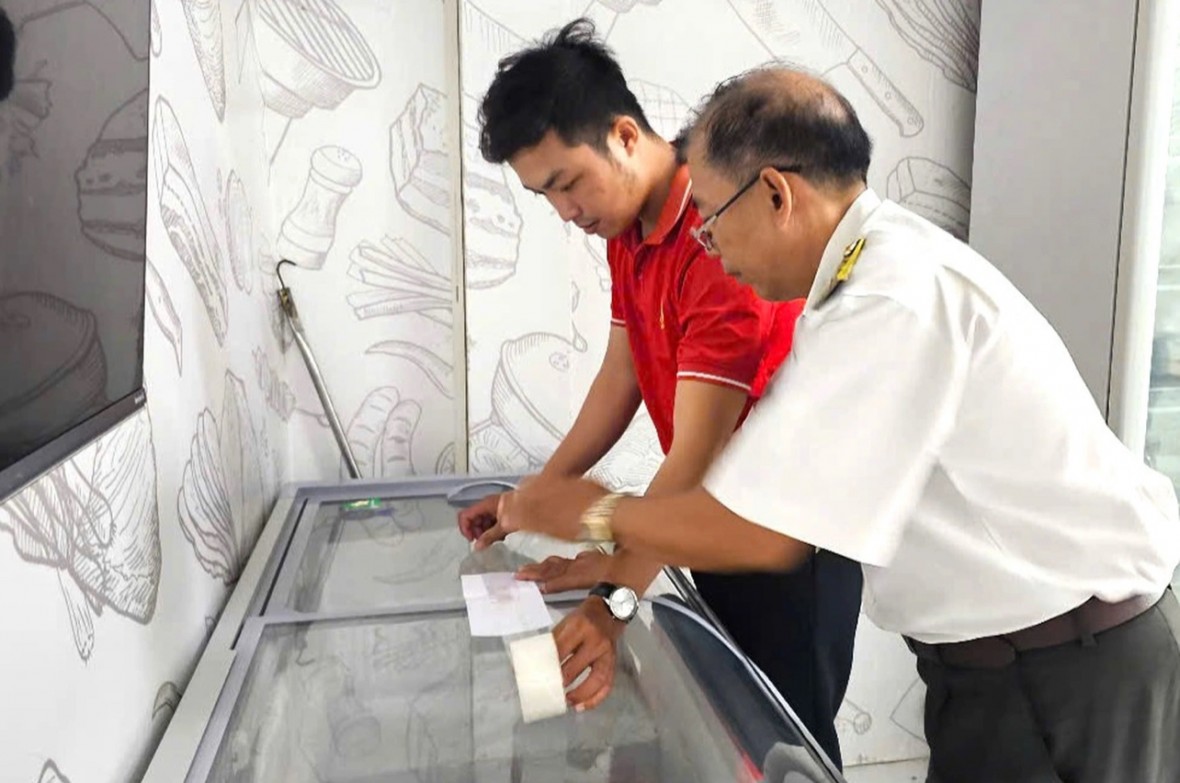 Lực lượng chức năng niêm phong những sản phẩm tươi sống tại cửa hàng C.P. ở Sóc Trăng để chờ tiếp tục xử lý
