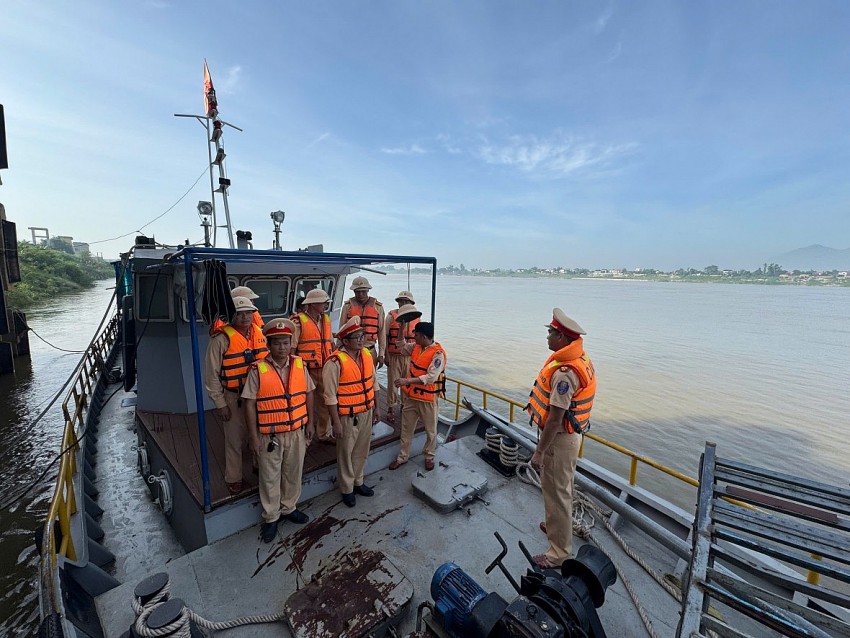 Công an tỉnh Vĩnh Phúc yêu cầu kiểm soát tàu thuyền khai thác cát sỏi tới giữa tháng 11, tập trung vào tuyến sông Hồng, sông Lô (Ảnh: Công an Vĩnh Phúc). Công an tỉnh Vĩnh Phúc yêu cầu kiểm soát tàu thuyền khai thác cát sỏi tới giữa tháng 11, tập trung vào tuyến sông Hồng, sông Lô (Ảnh: Công an Vĩnh Phúc).