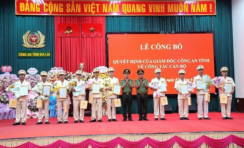 Thiếu tướng Rah Lan Lâm và Đại tá Phạm Hữu Trường trao quyết định nghỉ công tác hưởng chế độ hưu trí 