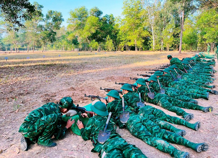 Từ bỡ ngỡ đến bản lĩnh: Hành trình của chiến sĩ mới Từ bỡ ngỡ đến bản lĩnh: Hành trình của chiến sĩ mới