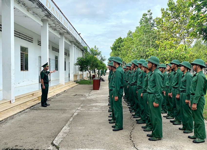 Từ bỡ ngỡ đến bản lĩnh: Hành trình của chiến sĩ mới Từ bỡ ngỡ đến bản lĩnh: Hành trình của chiến sĩ mới