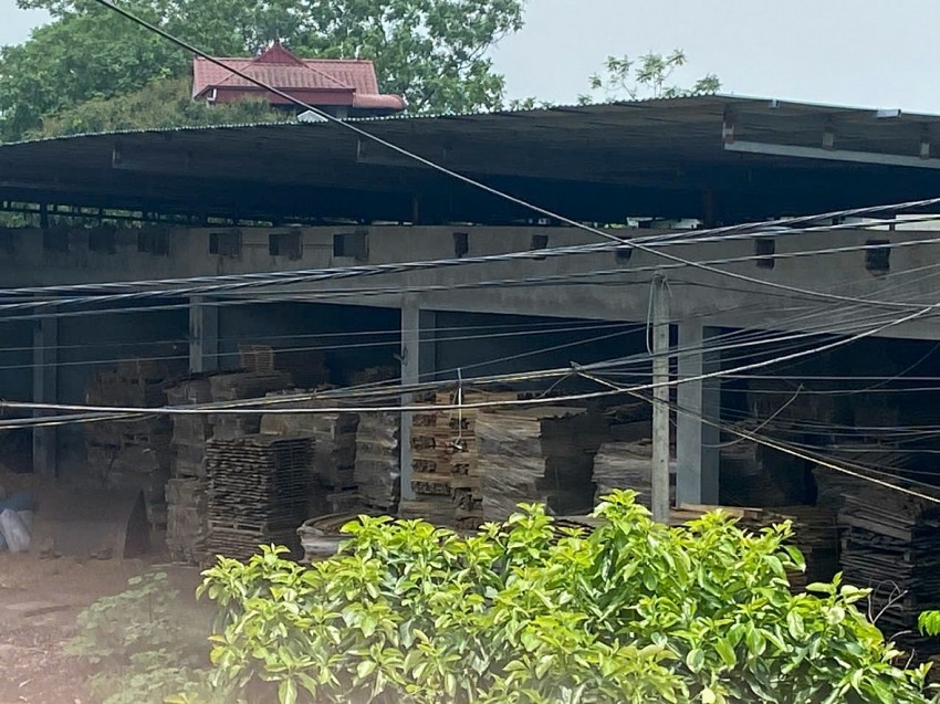 Hình ảnh ghi nhận bên trong xưởng sản xuất gỗ.