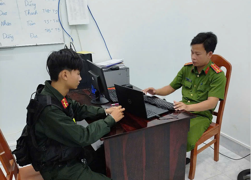 Bắt giữ hai đối tượng giả danh CSCĐ cưỡng đoạt tiền của người tham gia giao thông