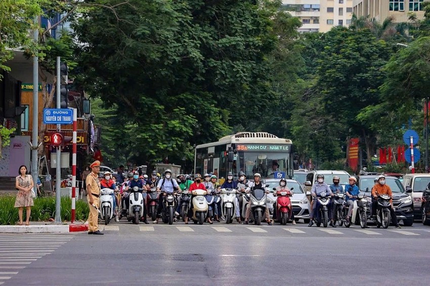 CSGT điều tiết giao thông tại các nút giao thông trọng điểm.