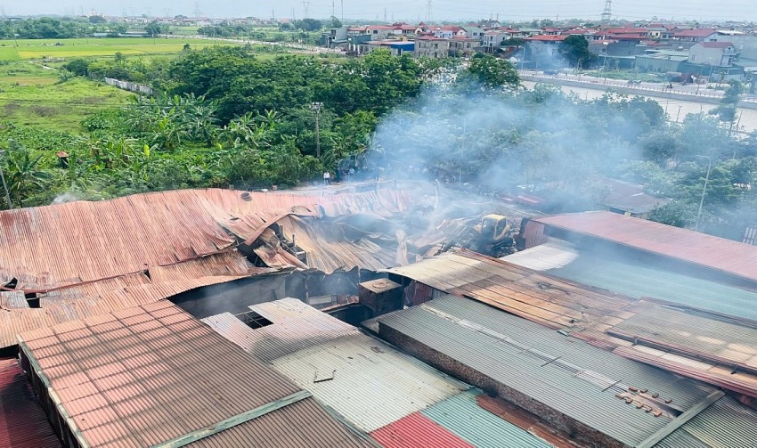 Toàn cảnh đám cháy đã được khống chế và không để cháy lan sang nhà xưởng bên cạnh.