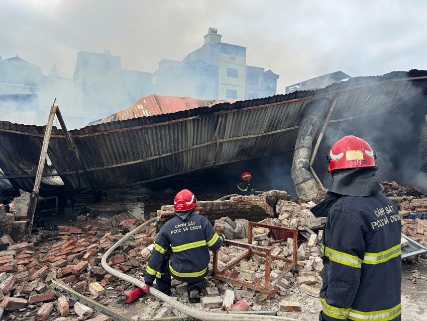 Lực lượng chức năng kịp thời khống chế đám cháy.