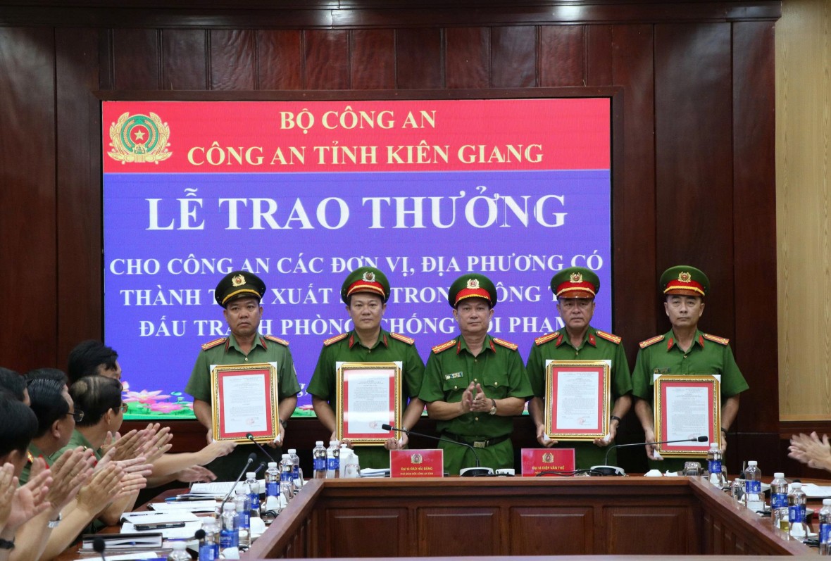 Công an tỉnh Kiên Giang khen thưởng các đơn vị có thành tích xuất sắc trong đấu tranh phòng, chống tội phạm