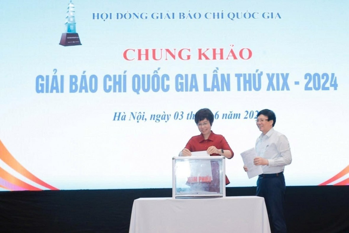 Các thành viên Hội đồng chung khảo bỏ phiếu để xét trao Giải báo chí Quốc gia lần thứ XIX - năm 2024. Ảnh: TTXVN