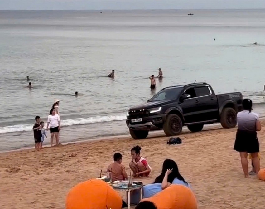 Hình ảnh ông Cường chạy xe trên bãi biển đông người, liên tục bóp còi - Ảnh cắt từ clip Hình ảnh ông Cường chạy xe trên bãi biển đông người, liên tục bóp còi - Ảnh cắt từ clip