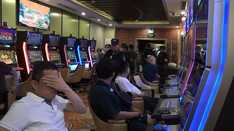 Bên trong câu lạc bộ đánh bạc thời điểm bị cảnh sát bắt quả tang Bên trong câu lạc bộ đánh bạc thời điểm bị cảnh sát bắt quả tang