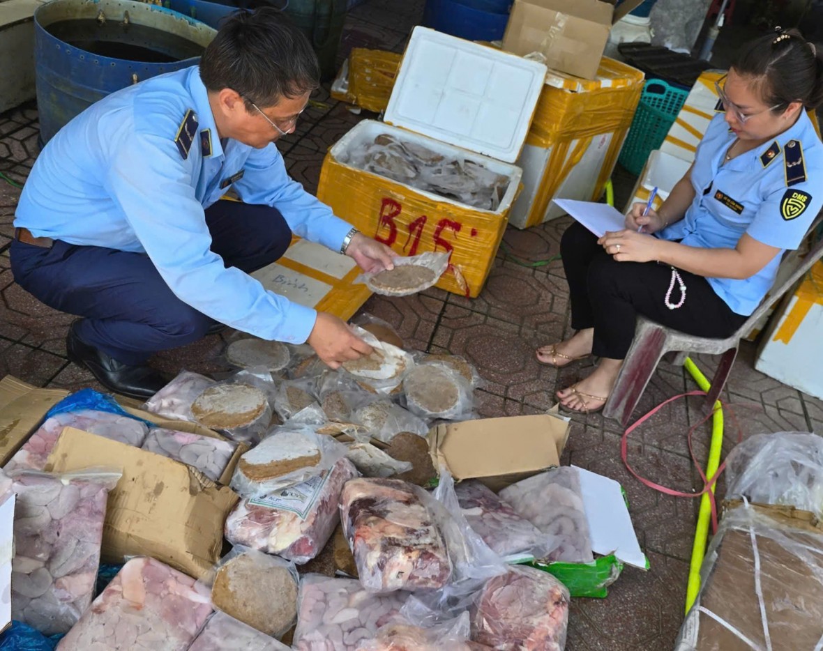 Lực lượng chức năng kiểm tra hộ kinh doanh Nguyễn Thị Hồng Nhung. (Ảnh: Đội QLTT số 2)