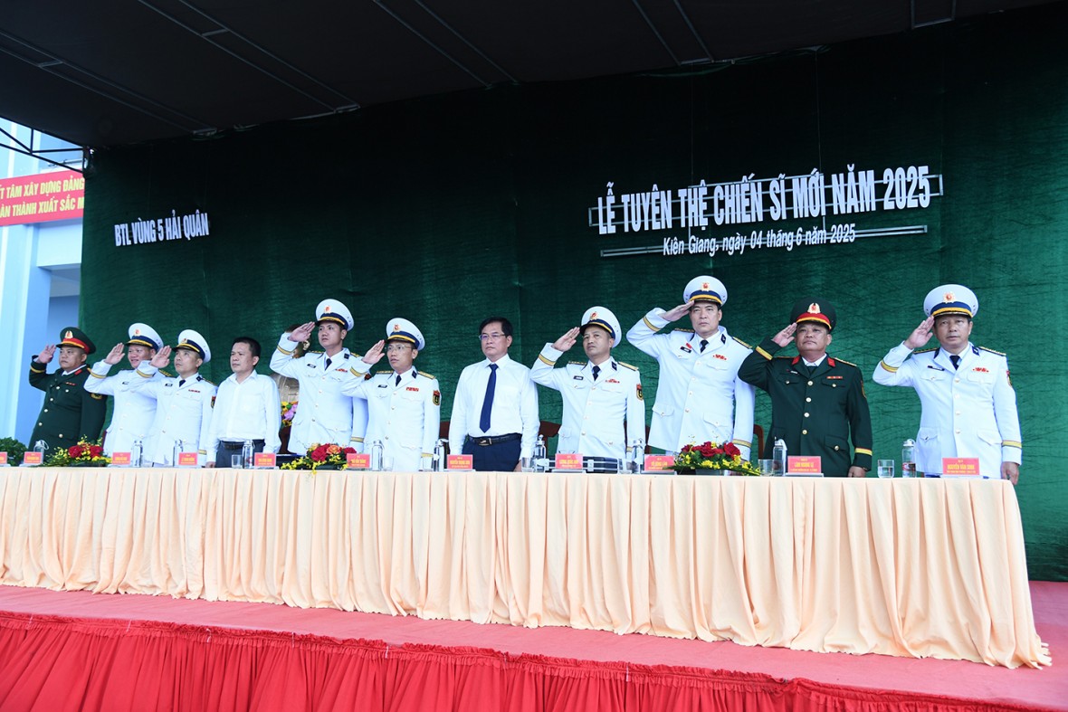 Bộ Tư lệnh Vùng 5 Hải quân tổ chức Lễ tuyên thệ chiến sĩ mới năm 2025 Bộ Tư lệnh Vùng 5 Hải quân tổ chức Lễ tuyên thệ chiến sĩ mới năm 2025