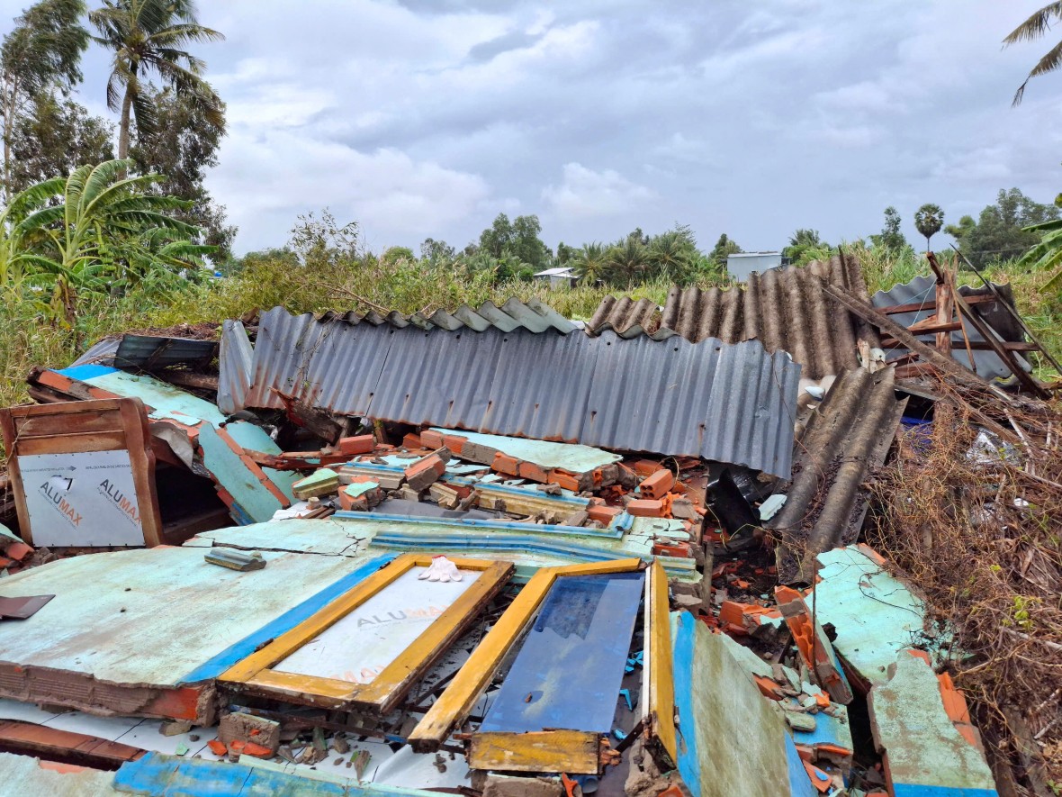 Cà Mau: Hỗ trợ người dân huyện U Minh bị sập, tốc mái nhà