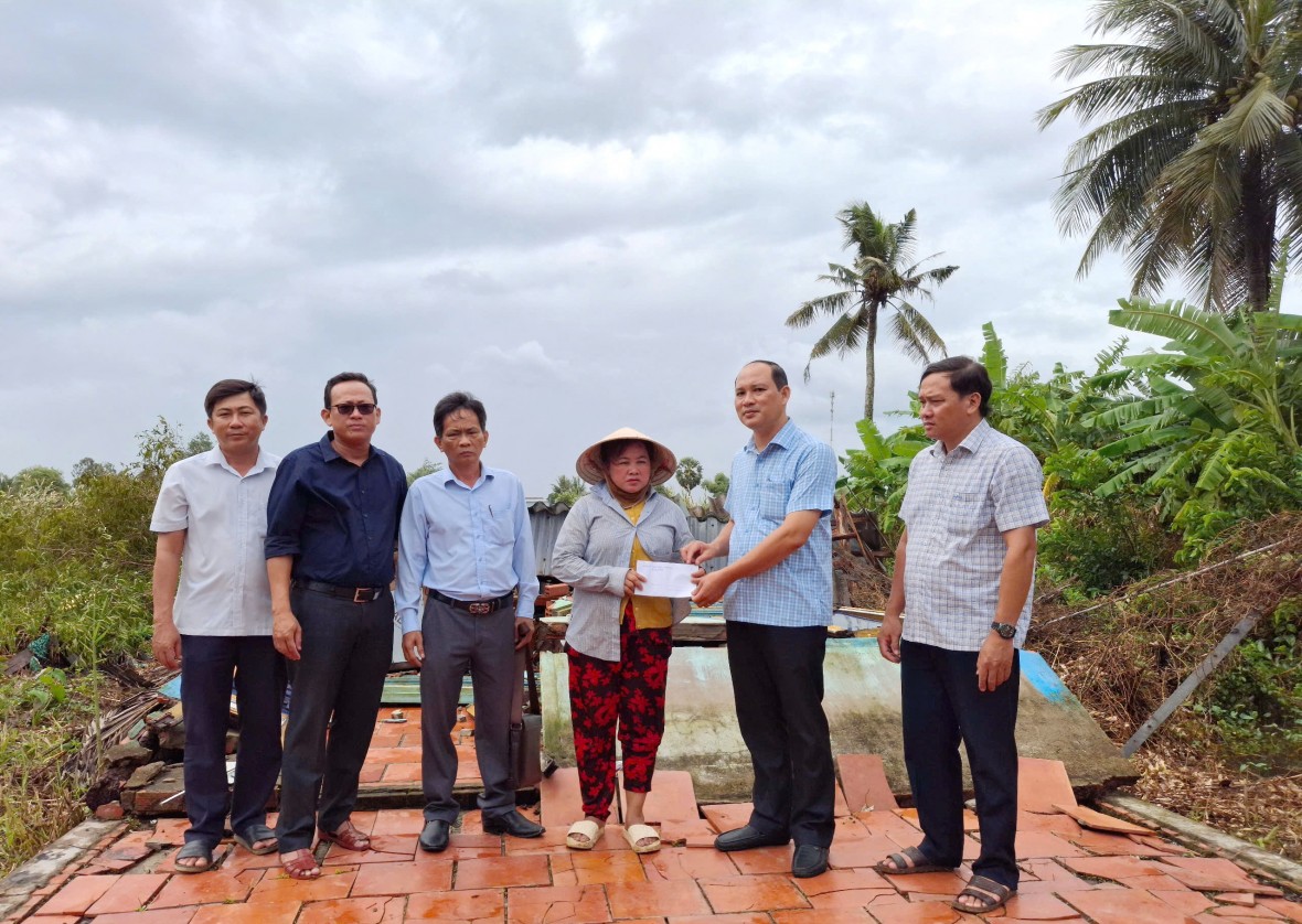 Cà Mau: Hỗ trợ người dân huyện U Minh bị sập, tốc mái nhà