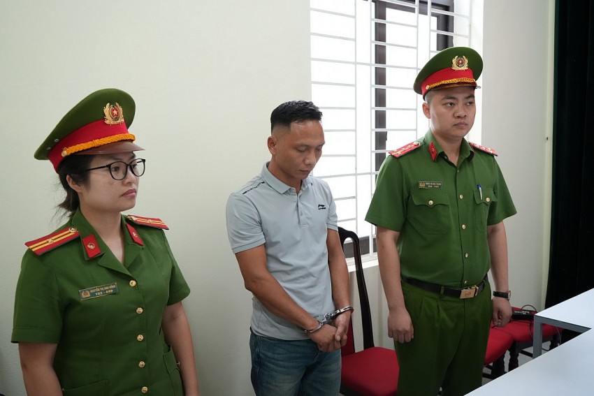 Bắt tạm giam đối tượng buôn 2 tấn hàng cấm từ Trung Quốc Bắt tạm giam đối tượng buôn 2 tấn hàng cấm từ Trung Quốc