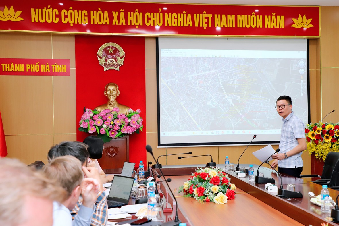 Dự án Hạ tầng ưu tiên và phát triển đô thị thích ứng với biến đổi khí hậu thành phố Hà Tĩnh có 4 hợp phần. Dự án Hạ tầng ưu tiên và phát triển đô thị thích ứng với biến đổi khí hậu thành phố Hà Tĩnh có 4 hợp phần.