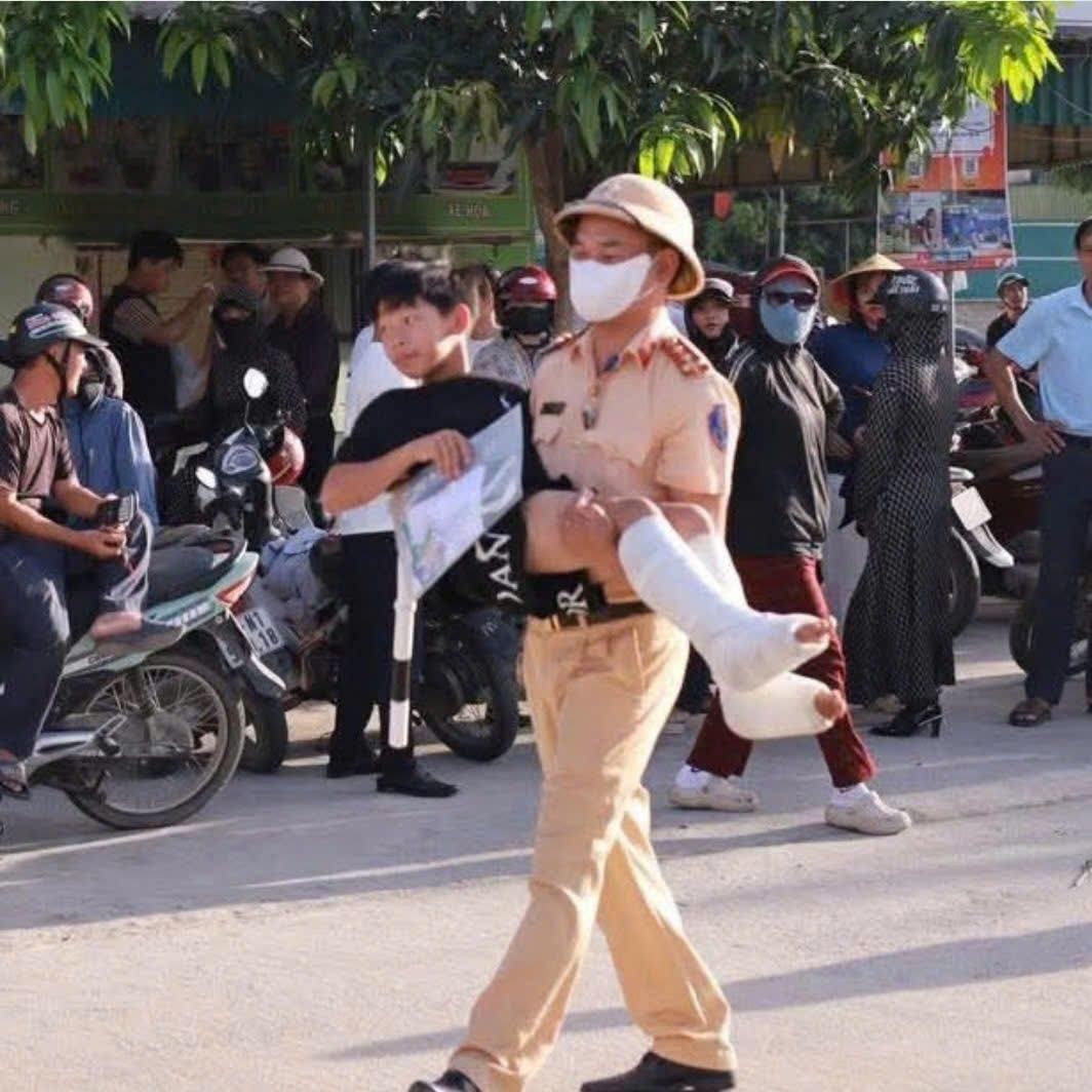 Hình ảnh đẹp tuổi trẻ Công an Nghệ An cùng các sĩ tử 