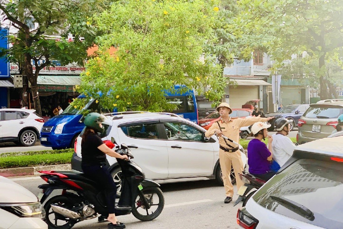 Phân luồng, đảm bảo trật tự an toàn giao thông tại các điểm thi.