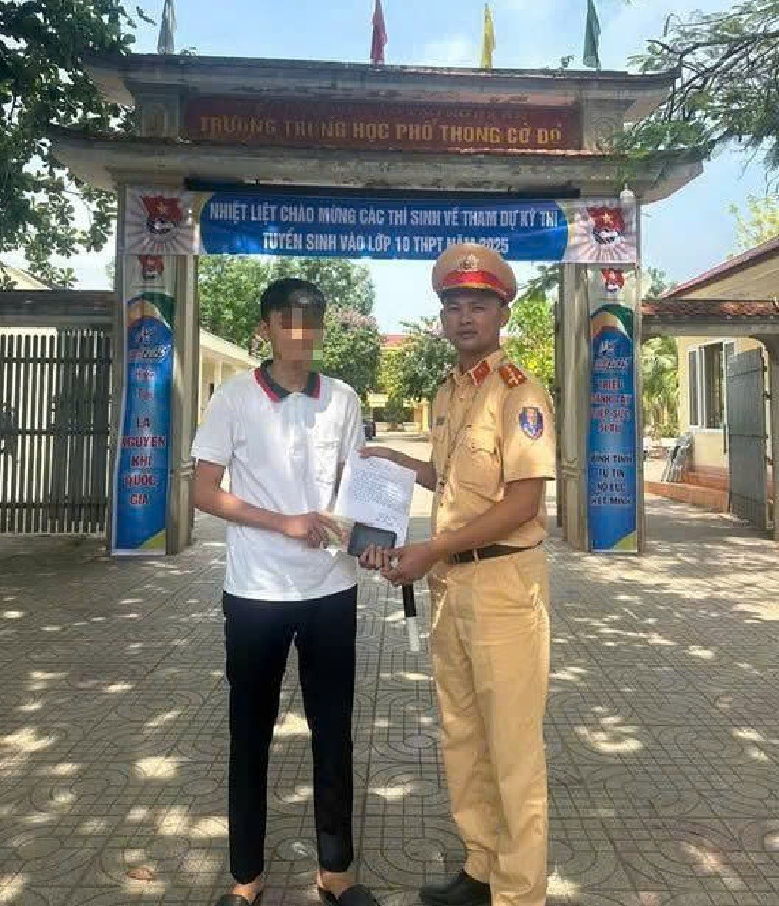 Trao lại số tiền và giấy tờ bị đánh rơi cho em Nguyễn Xuân Huy H.