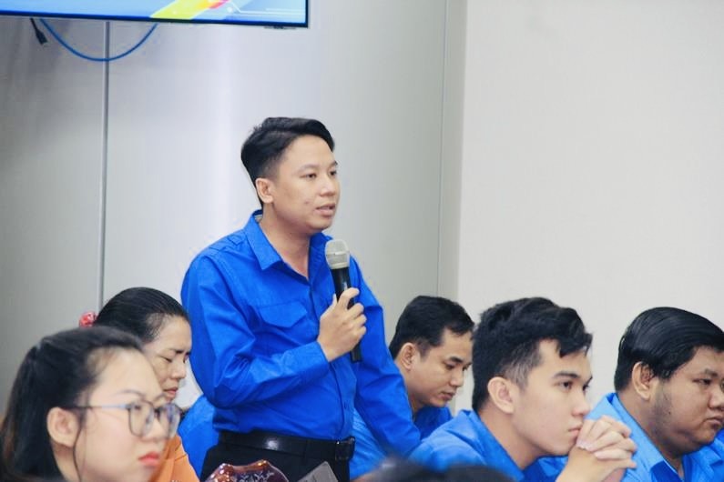 Chủ tịch UBND tỉnh Đồng Nai Võ Tấn Đức đối thoại với thanh niên