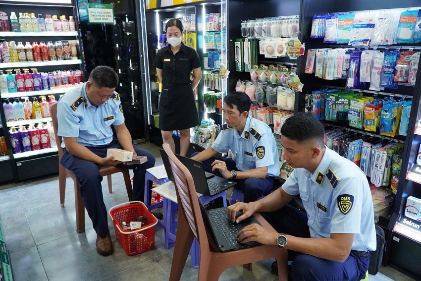 Xử lý nghiêm cán bộ thiếu trách nhiệm trong công tác chống buôn lậu, gian lận thương mại Xử lý nghiêm cán bộ thiếu trách nhiệm trong công tác chống buôn lậu, gian lận thương mại