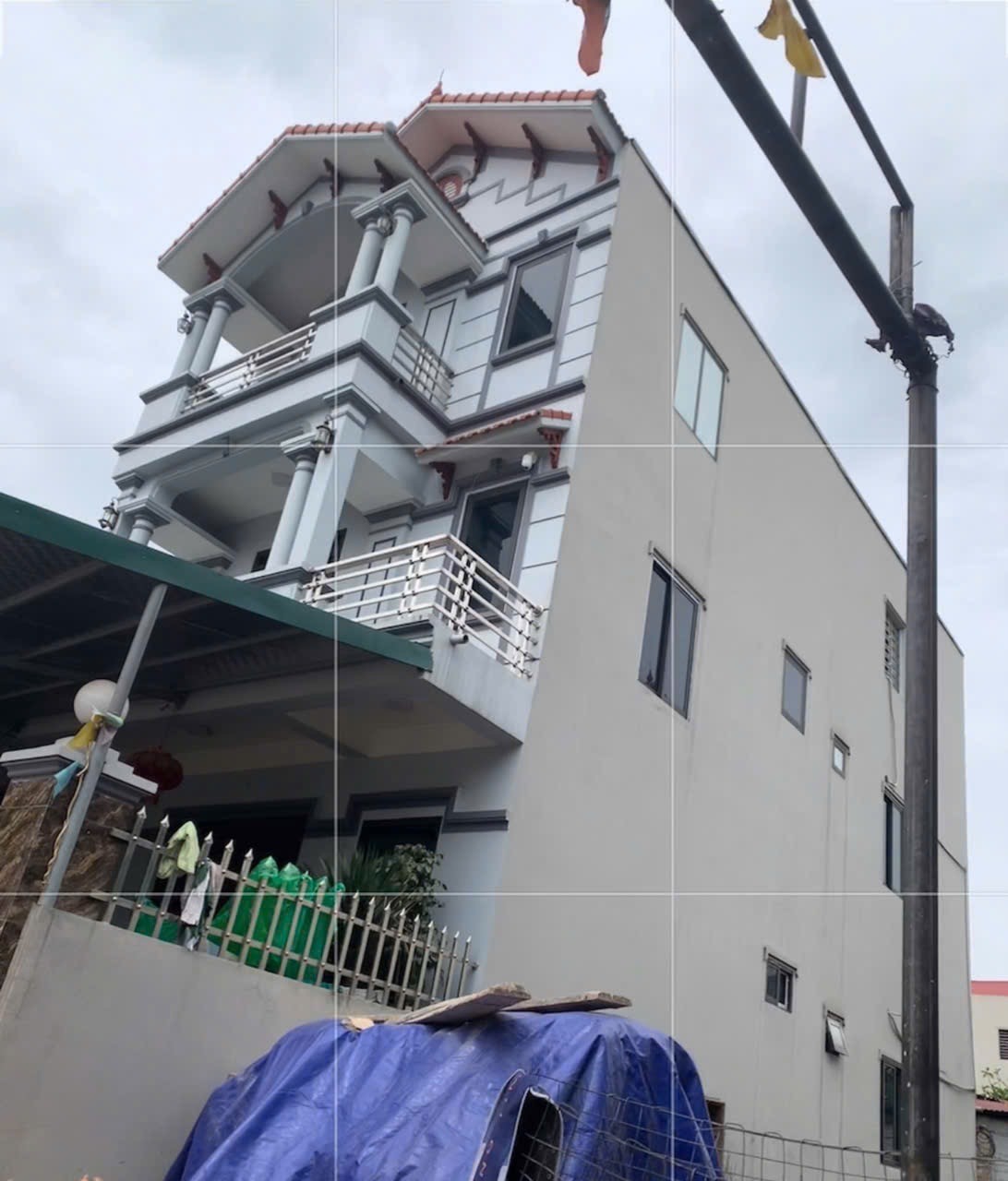 Thông báo của UBND xã Khánh Hà đình chỉ việc thi công công trình tại thửa đất số 230, tờ bản đồ số 04 thôn Đan Nhiễm đối với bà Trương Thị Thao, nhưng công trình 3 tầng kiên cố vẫn được hoàn thiện.  