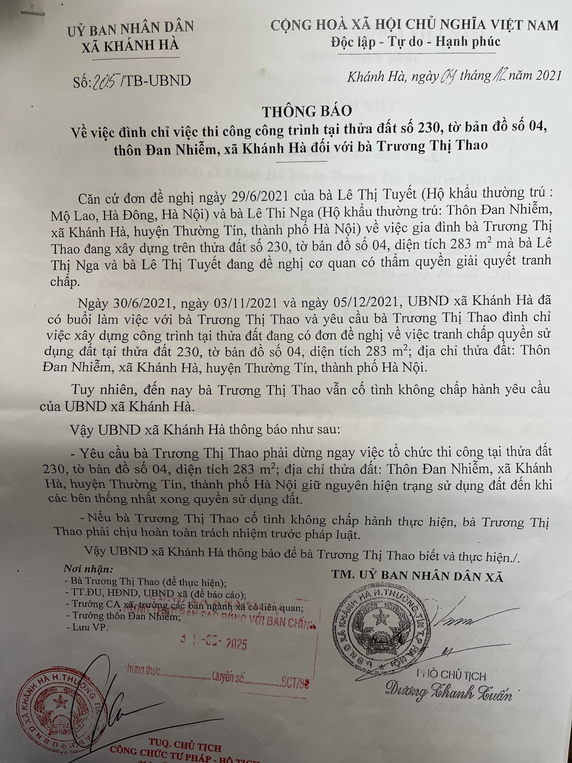 Thông báo của UBND xã Khánh Hà đình chỉ việc thi công công trình tại thửa đất số 230, tờ bản đồ số 04 thôn Đan Nhiễm đối với bà Trương Thị Thao, nhưng công trình 3 tầng kiên cố vẫn được hoàn thiện.  