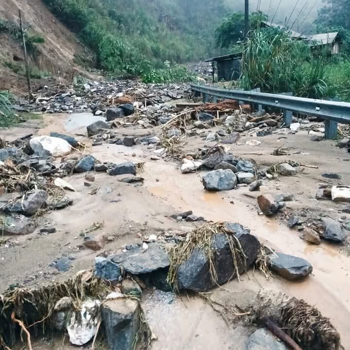 Quốc lộ 16 bị chia cắt - Ảnh BC.