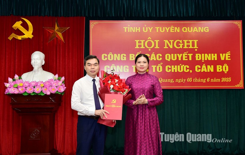 Đồng chí Bí thư Tỉnh ủy Hà Thị Nga trao Quyết định và tặng hoa chúc mừng đồng chí Ma Thế Hồng. Đồng chí Bí thư Tỉnh ủy Hà Thị Nga trao Quyết định và tặng hoa chúc mừng đồng chí Ma Thế Hồng.
