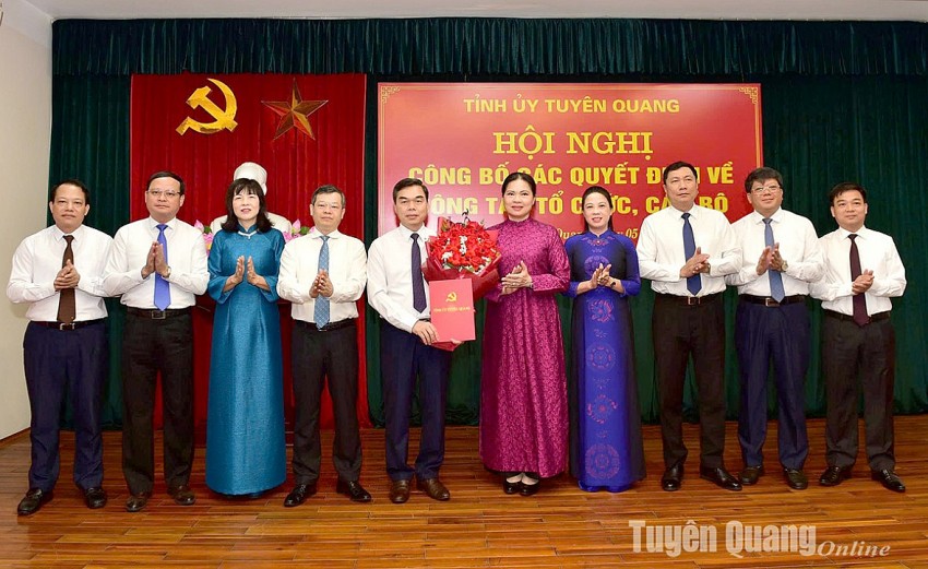 Các đồng chí Thường trực Tỉnh ủy, Ủy viên Ban thường vụ Tỉnh ủy chúc mừng đồng chí Ma Thế Hồng. Các đồng chí Thường trực Tỉnh ủy, Ủy viên Ban thường vụ Tỉnh ủy chúc mừng đồng chí Ma Thế Hồng.