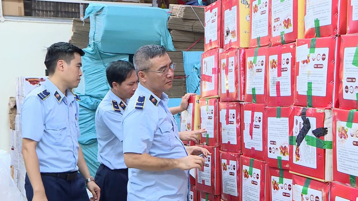 Hàng tấn táo đỏ không có giấy tờ chứng từ theo quy định. Hàng tấn táo đỏ không có giấy tờ chứng từ theo quy định.