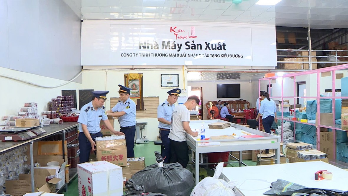 Tạm giữ hơn 7.000 đơn vị sản phẩm hàng hóa có dấu hiệu vi phạm pháp luật tại Tạm giữ hơn 7.000 đơn vị sản phẩm hàng hóa có dấu hiệu vi phạm pháp luật tại