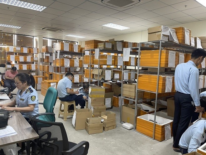 Kinh doanh hơn 4.000 pin điện thoại nhập lậu, Công ty TNHH Tiger Display Global bị xử phạt. Kinh doanh hơn 4.000 pin điện thoại nhập lậu, Công ty TNHH Tiger Display Global bị xử phạt.