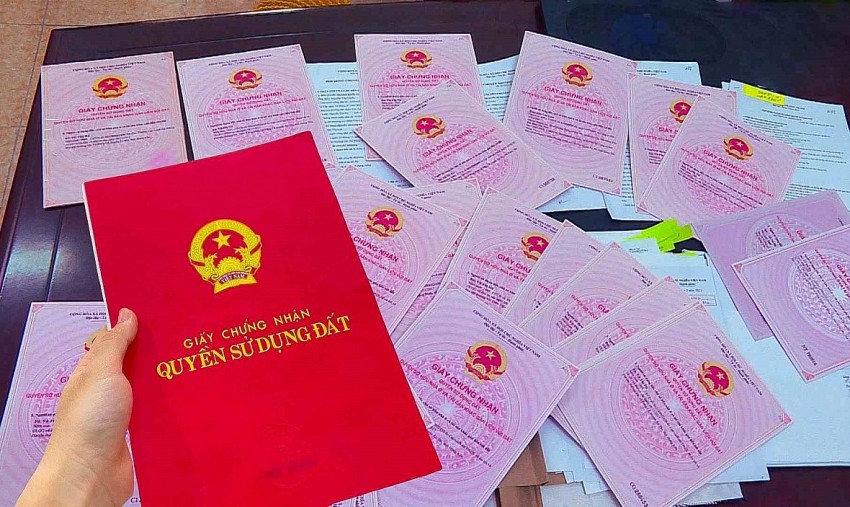 Thủ tục đính chính sổ đỏ gồm 3 bước được quy định tại phụ lục ban hành kèm Quyết định 629/2025 của Bộ Nông nghiệp và Môi trường. Thủ tục đính chính sổ đỏ gồm 3 bước được quy định tại phụ lục ban hành kèm Quyết định 629/2025 của Bộ Nông nghiệp và Môi trường.