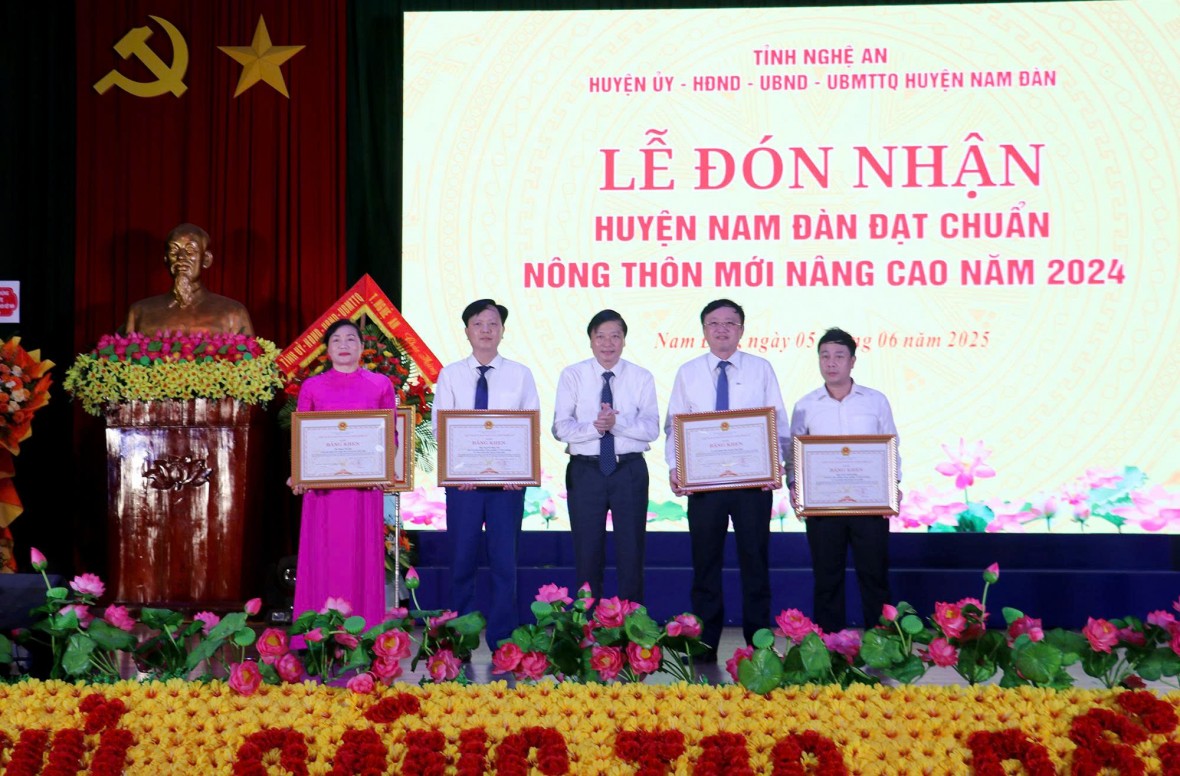 Chủ tịch UBND tỉnh Nghệ An Lê Hồng Vinh tặng Bằng khen cho các tập thể và cá nhân huyện Nam Đàn có thành tích xuất sắc trong xây dựng huyện NTM nâng cao. Chủ tịch UBND tỉnh Nghệ An Lê Hồng Vinh tặng Bằng khen cho các tập thể và cá nhân huyện Nam Đàn có thành tích xuất sắc trong xây dựng huyện NTM nâng cao.