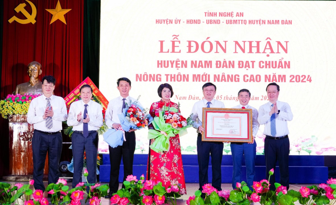 Lãnh đạo tỉnh Nghệ An và Phó Chánh Văn phòng NTM Trung ương trao Bằng công nhận huyện Nam Đàn đạt chuẩn NTM nâng cao. Lãnh đạo tỉnh Nghệ An và Phó Chánh Văn phòng NTM Trung ương trao Bằng công nhận huyện Nam Đàn đạt chuẩn NTM nâng cao.