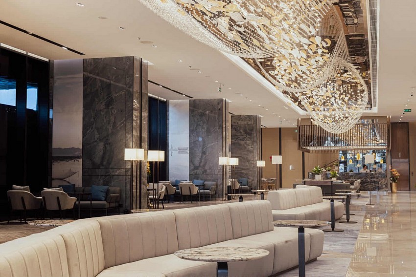 Không gian đón khách hiện đại tại khách sạn Courtyard by Marriott Danang Han River – nơi mỗi chi tiết đều hướng đến sự tinh tế và đẳng cấp.