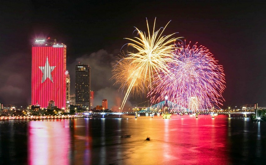 Từ M Landmark Residences, mỗi mùa pháo hoa là một trải nghiệm đặc quyền – thu trọn vẻ đẹp rực rỡ của thành phố từ độ cao khác biệt.
