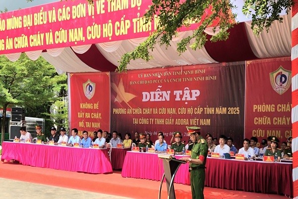 Hơn 600 người và 22 xe chuyên dụng tham gia diễn tập chữa cháy tại Ninh Bình