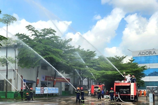 Hơn 600 người và 22 xe chuyên dụng tham gia diễn tập chữa cháy tại Ninh Bình