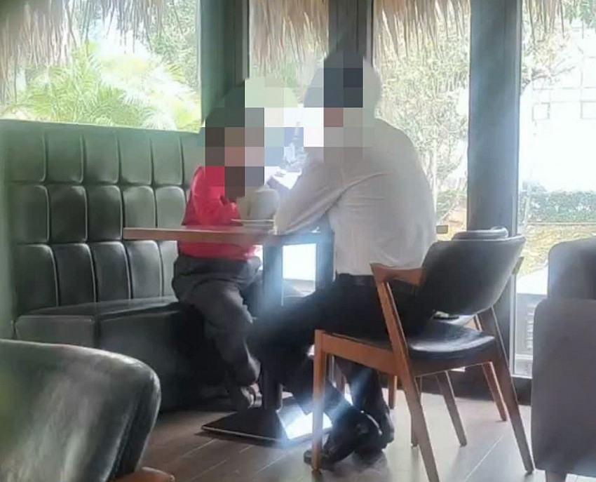 Hình ảnh được cho bà lãnh đao toà án nhân dân thành phố Vĩnh Yên ngồi nói chuyện với bị cáo Hà. Hình ảnh được cho bà lãnh đao toà án nhân dân thành phố Vĩnh Yên ngồi nói chuyện với bị cáo Hà.