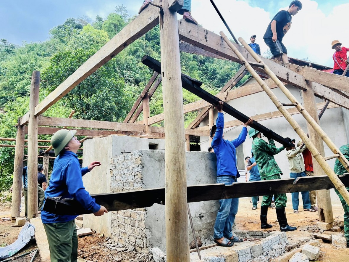 Nhiều hộ dân buộc phải di dời khẩn cấp đến nơi ở mới.