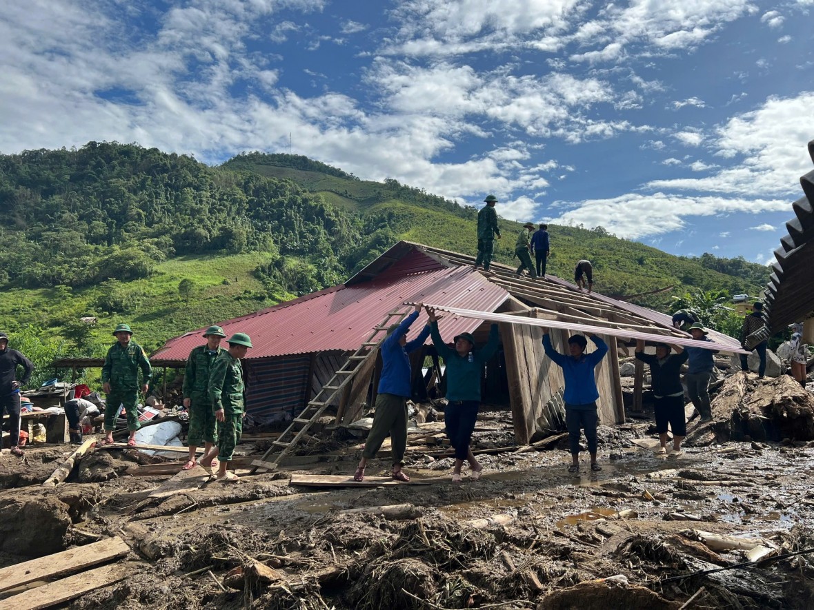 Các lực lượng chức năng hỗ trợ di dời nhà cho các hộ dân bị ảnh hưởng.