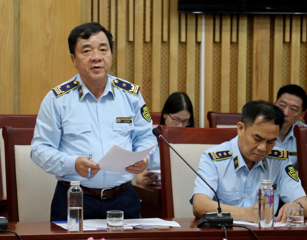 Đại diện Chi cục Quản lý thị trường Nghệ An báo cáo tại cuộc họp. Đại diện Chi cục Quản lý thị trường Nghệ An báo cáo tại cuộc họp.