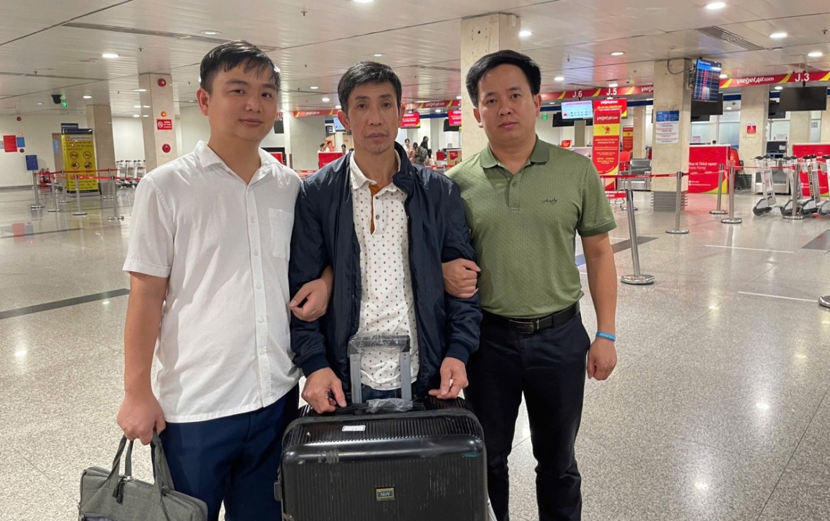 Đối tượng truy nã quốc tế Nguyễn Xuân Hòa (áo khoác đen) bị bắt giữ ngay tại sân bay - Ảnh Công an Quảng Bình.