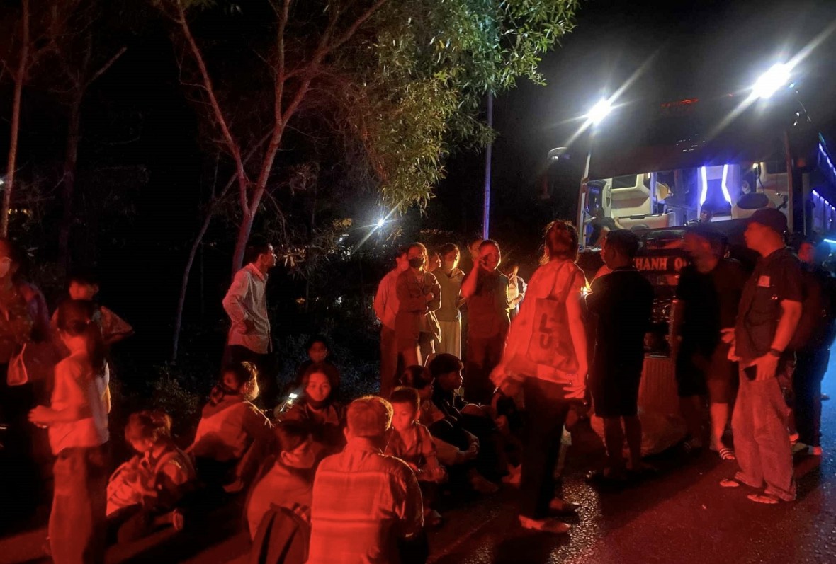 Nhiều hành khách chưa hết bàng hoàng sau vụ tai nạn liên hoàn