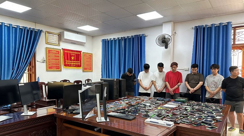 Các đối tượng cùng tang vật.